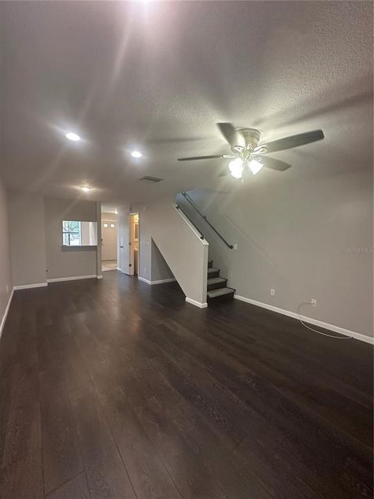 合同活跃: $1,800 (2 贝兹, 2 浴室, 1124 平方英尺)