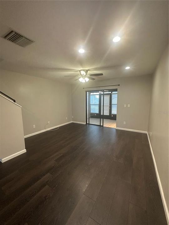 合同活跃: $1,800 (2 贝兹, 2 浴室, 1124 平方英尺)