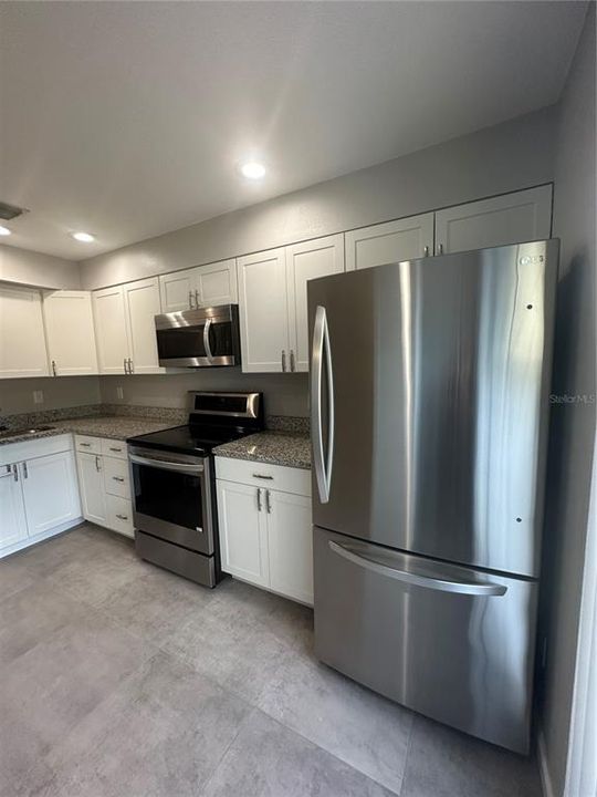 合同活跃: $1,800 (2 贝兹, 2 浴室, 1124 平方英尺)