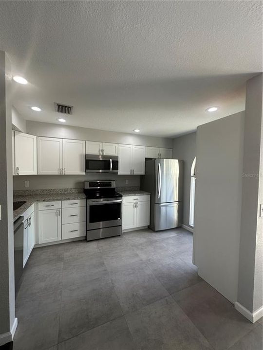 合同活跃: $1,800 (2 贝兹, 2 浴室, 1124 平方英尺)