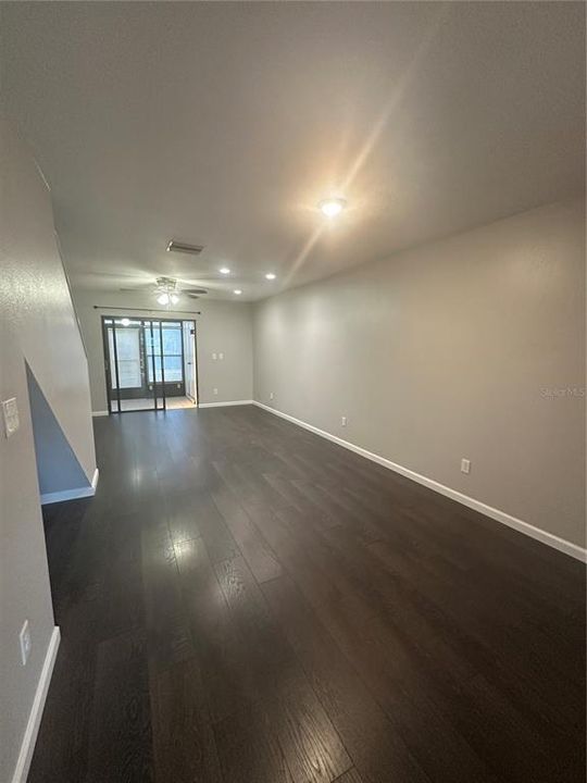 合同活跃: $1,800 (2 贝兹, 2 浴室, 1124 平方英尺)