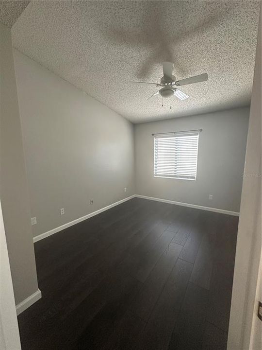 合同活跃: $1,800 (2 贝兹, 2 浴室, 1124 平方英尺)