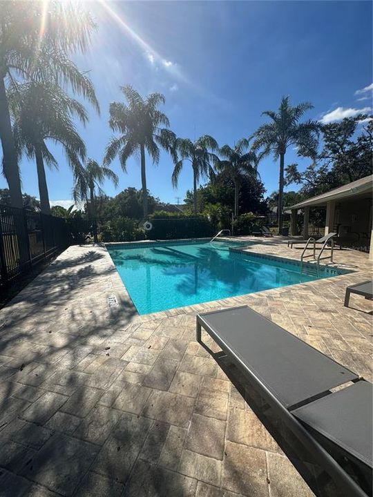 合同活跃: $1,800 (2 贝兹, 2 浴室, 1124 平方英尺)