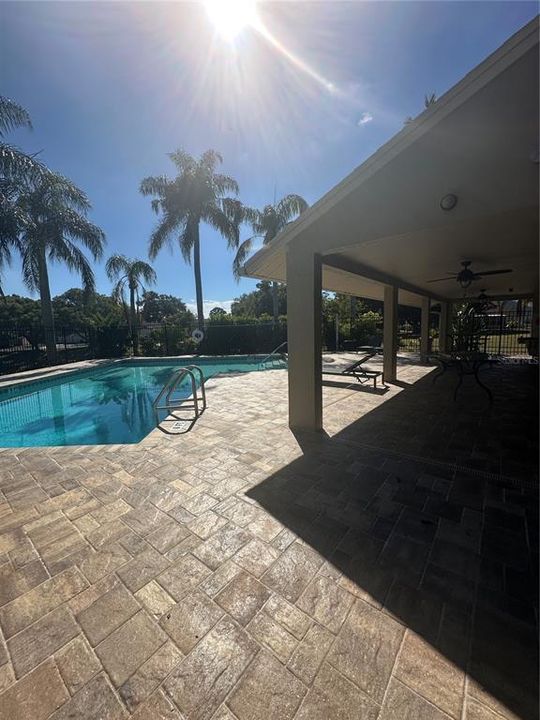 合同活跃: $1,800 (2 贝兹, 2 浴室, 1124 平方英尺)