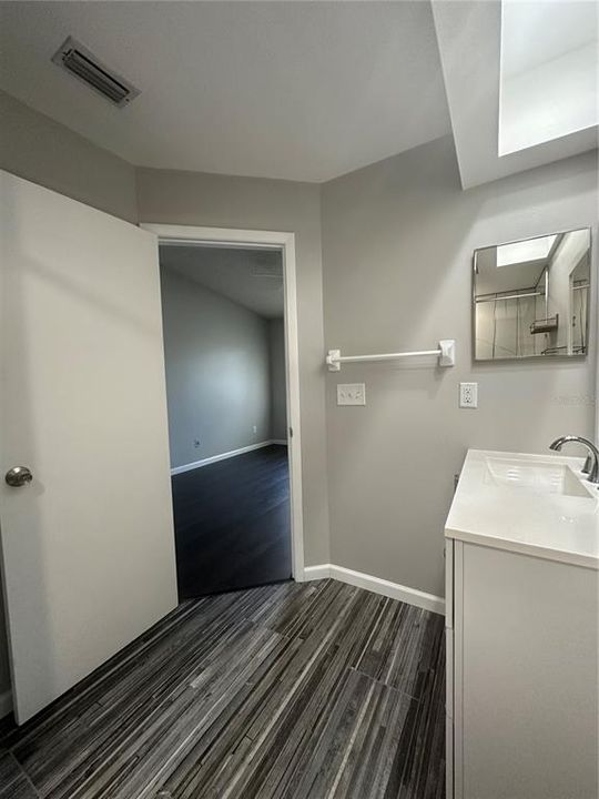 合同活跃: $1,800 (2 贝兹, 2 浴室, 1124 平方英尺)