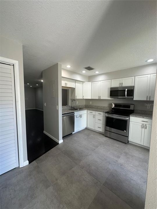 合同活跃: $1,800 (2 贝兹, 2 浴室, 1124 平方英尺)