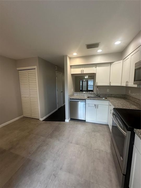 合同活跃: $1,800 (2 贝兹, 2 浴室, 1124 平方英尺)