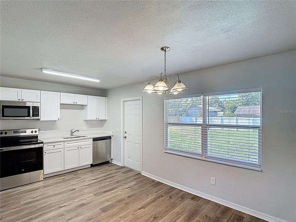 Activo con contrato: $265,000 (3 camas, 1 baños, 1275 Pies cuadrados)