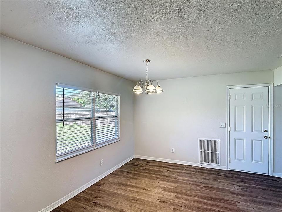 Activo con contrato: $265,000 (3 camas, 1 baños, 1275 Pies cuadrados)