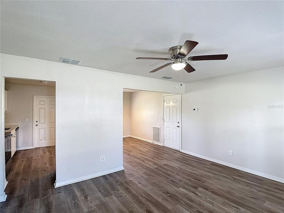 Activo con contrato: $265,000 (3 camas, 1 baños, 1275 Pies cuadrados)