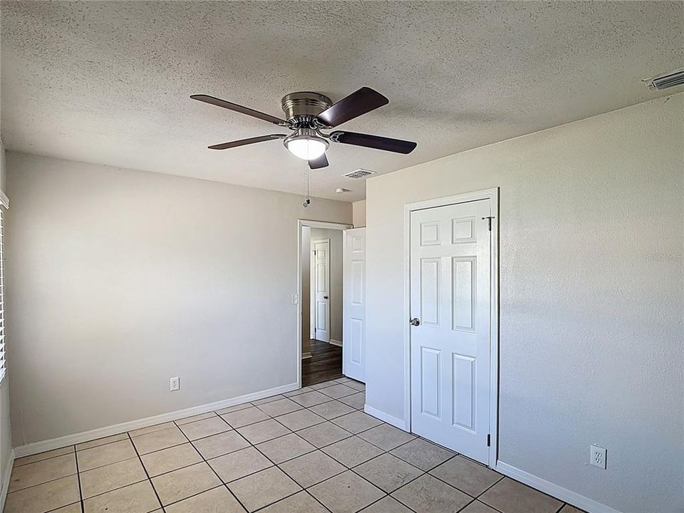 Activo con contrato: $265,000 (3 camas, 1 baños, 1275 Pies cuadrados)