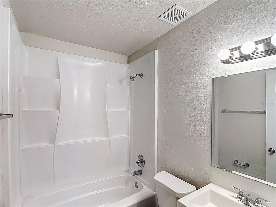 Activo con contrato: $265,000 (3 camas, 1 baños, 1275 Pies cuadrados)