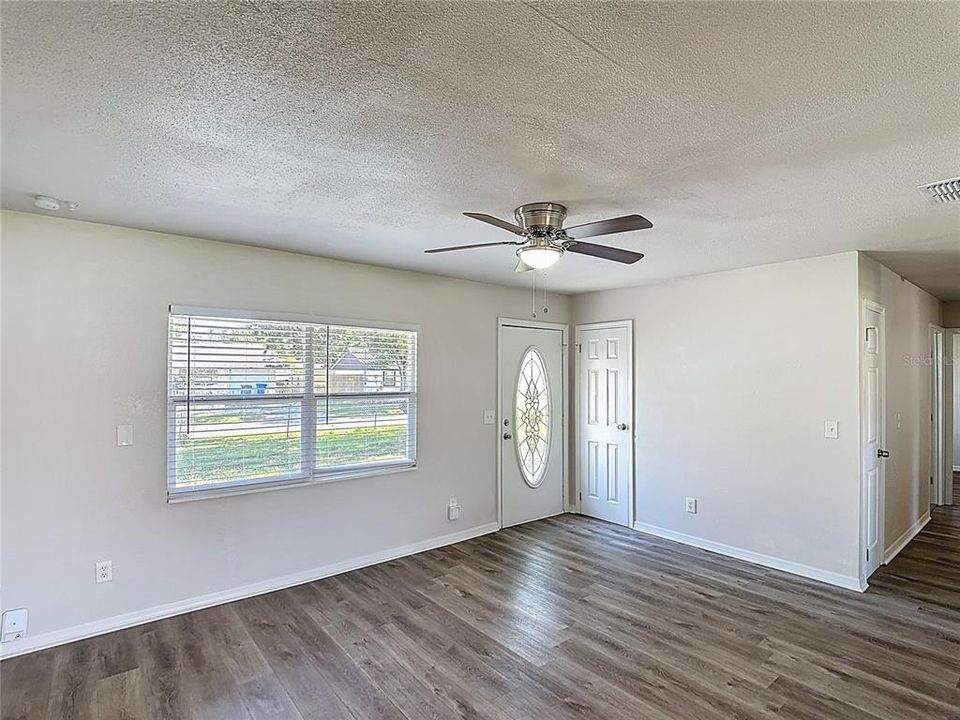 Activo con contrato: $265,000 (3 camas, 1 baños, 1275 Pies cuadrados)