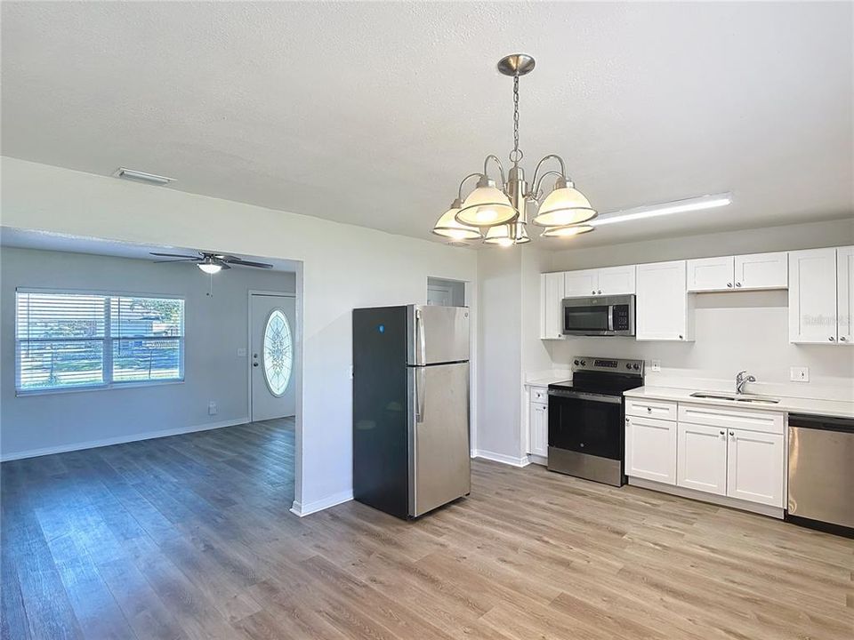 Activo con contrato: $265,000 (3 camas, 1 baños, 1275 Pies cuadrados)