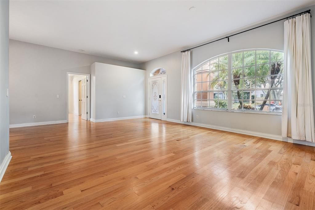 出租: $3,200 (4 贝兹, 2 浴室, 2435 平方英尺)