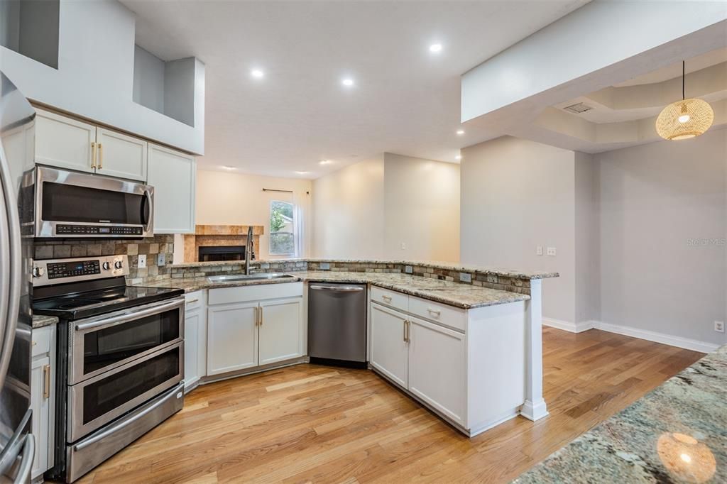 出租: $3,200 (4 贝兹, 2 浴室, 2435 平方英尺)