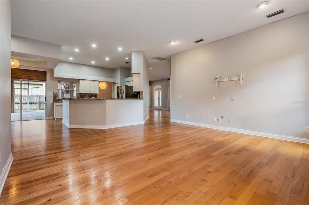 出租: $3,200 (4 贝兹, 2 浴室, 2435 平方英尺)