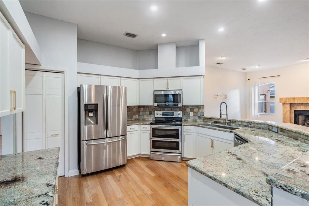 出租: $3,200 (4 贝兹, 2 浴室, 2435 平方英尺)