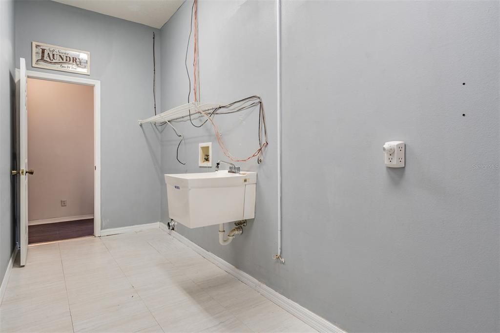 出租: $3,200 (4 贝兹, 2 浴室, 2435 平方英尺)