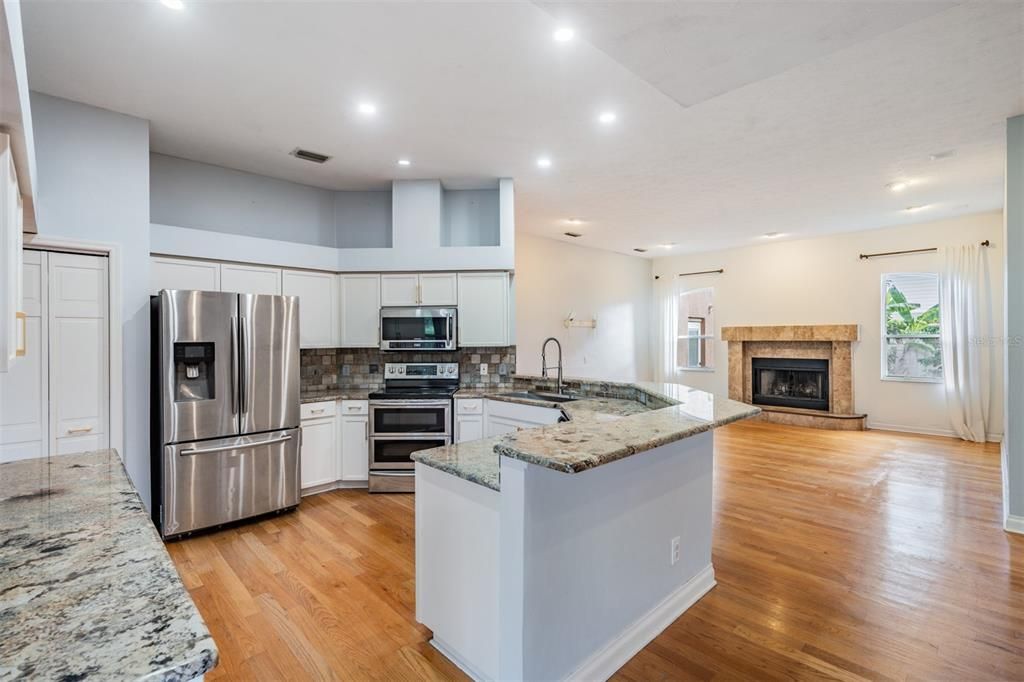 出租: $3,200 (4 贝兹, 2 浴室, 2435 平方英尺)