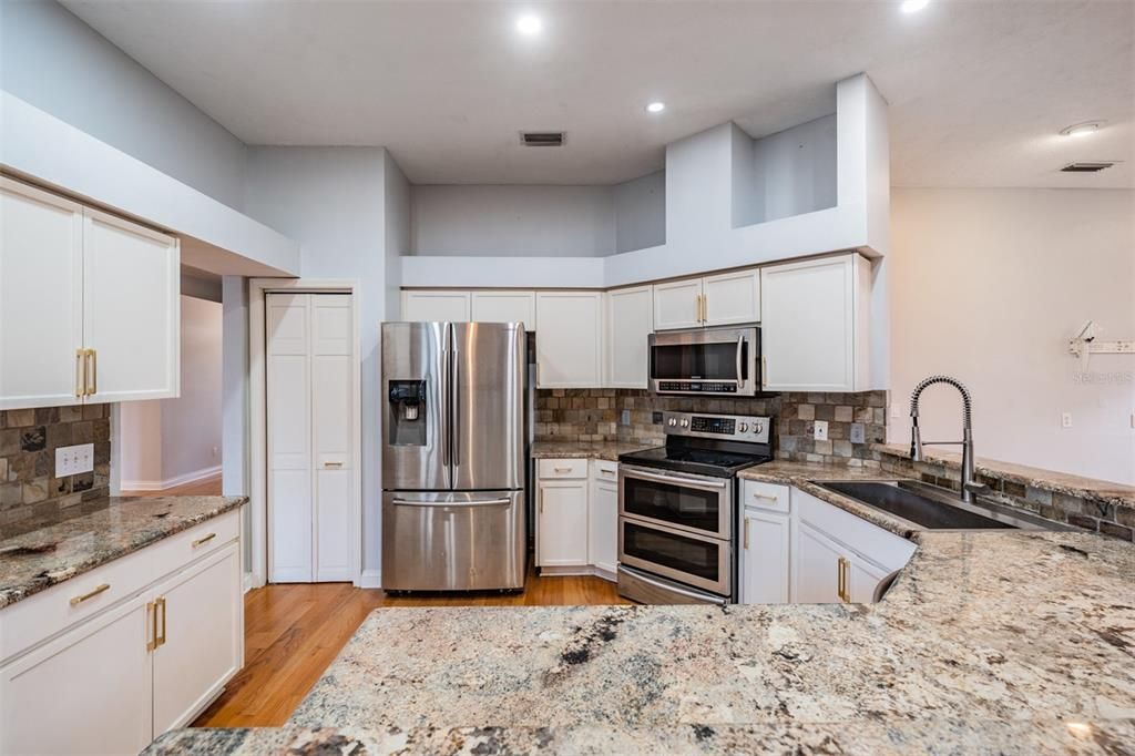 出租: $3,200 (4 贝兹, 2 浴室, 2435 平方英尺)