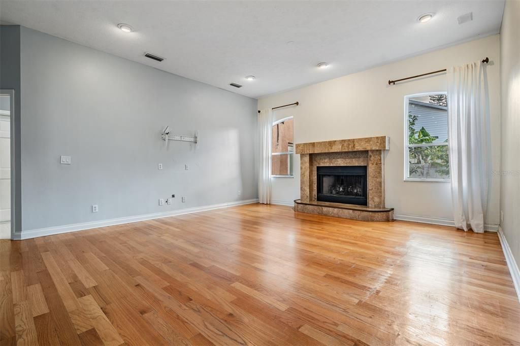 出租: $3,200 (4 贝兹, 2 浴室, 2435 平方英尺)