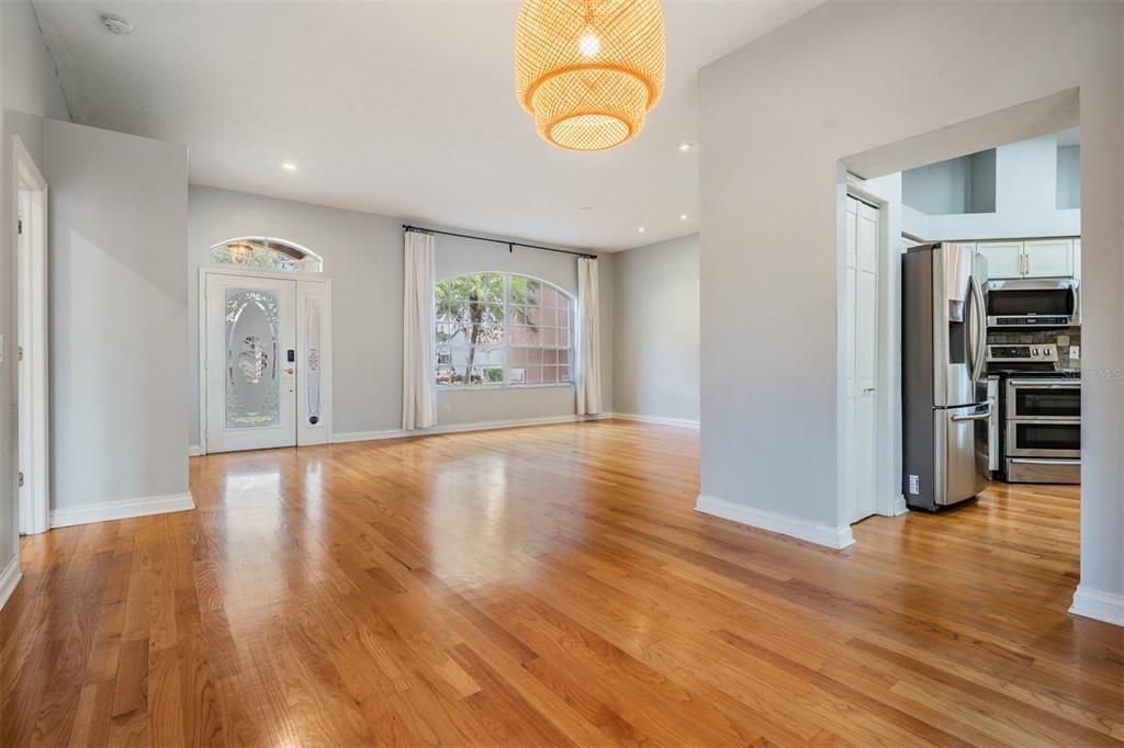 出租: $3,200 (4 贝兹, 2 浴室, 2435 平方英尺)