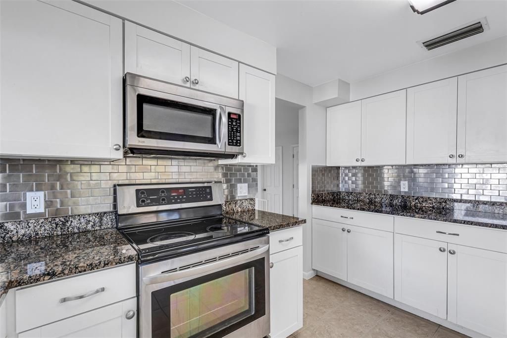 Active With Contract: $319,900 (3 beds, 2 baths, 1631 Square Feet)