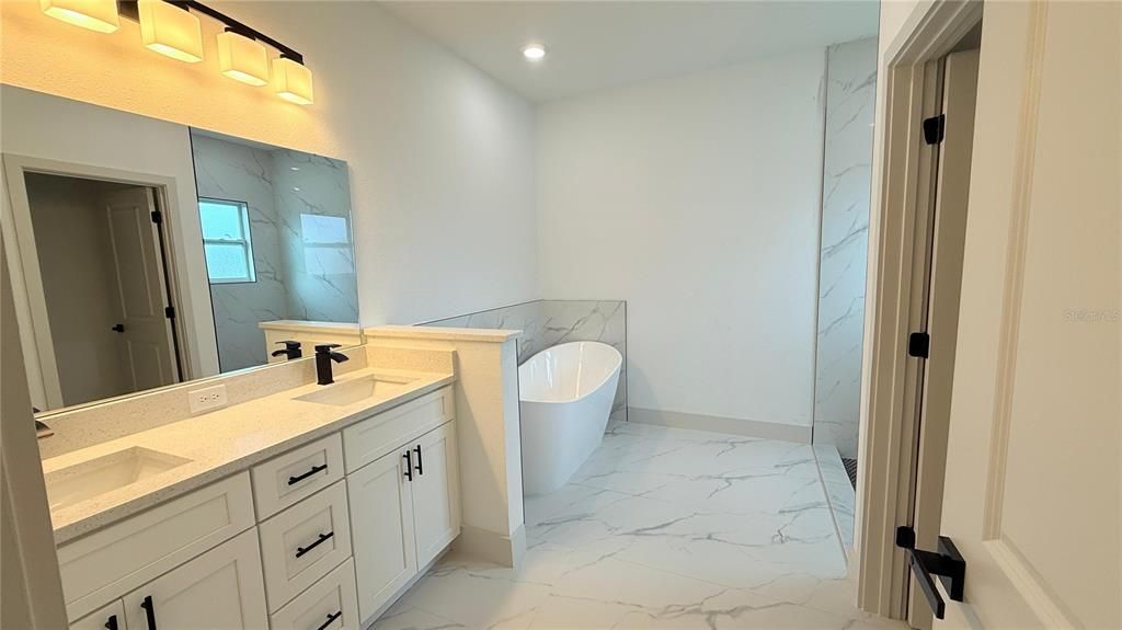 For Sale: $319,900 (4 beds, 3 baths, 1892 Square Feet)