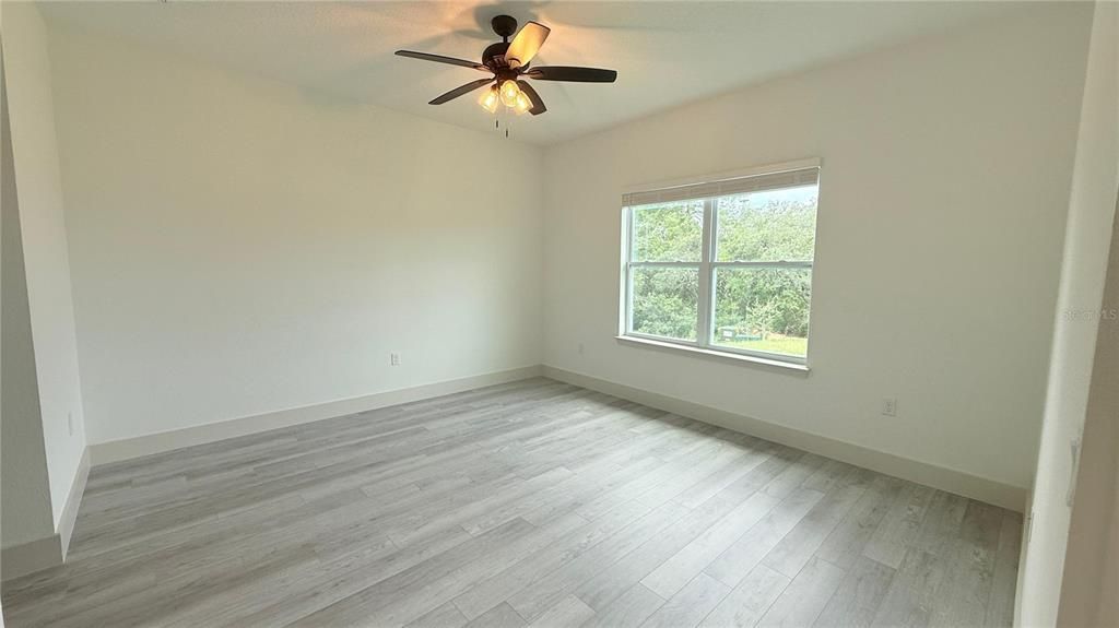 For Sale: $319,900 (4 beds, 3 baths, 1892 Square Feet)