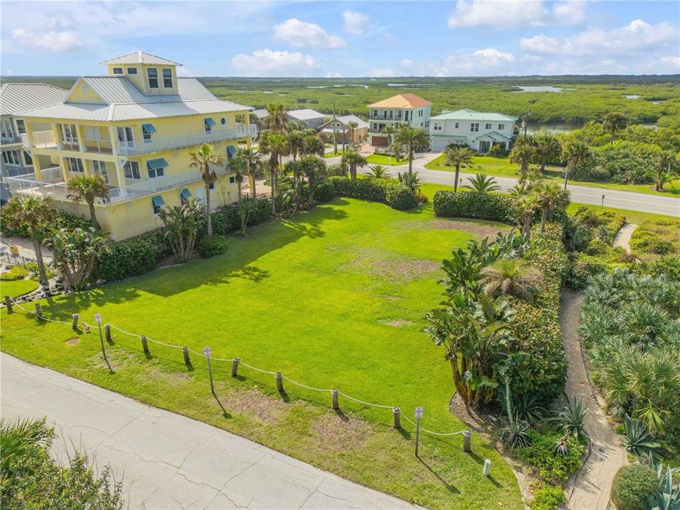 На продажу: $1,899,000 (0.32 acres)