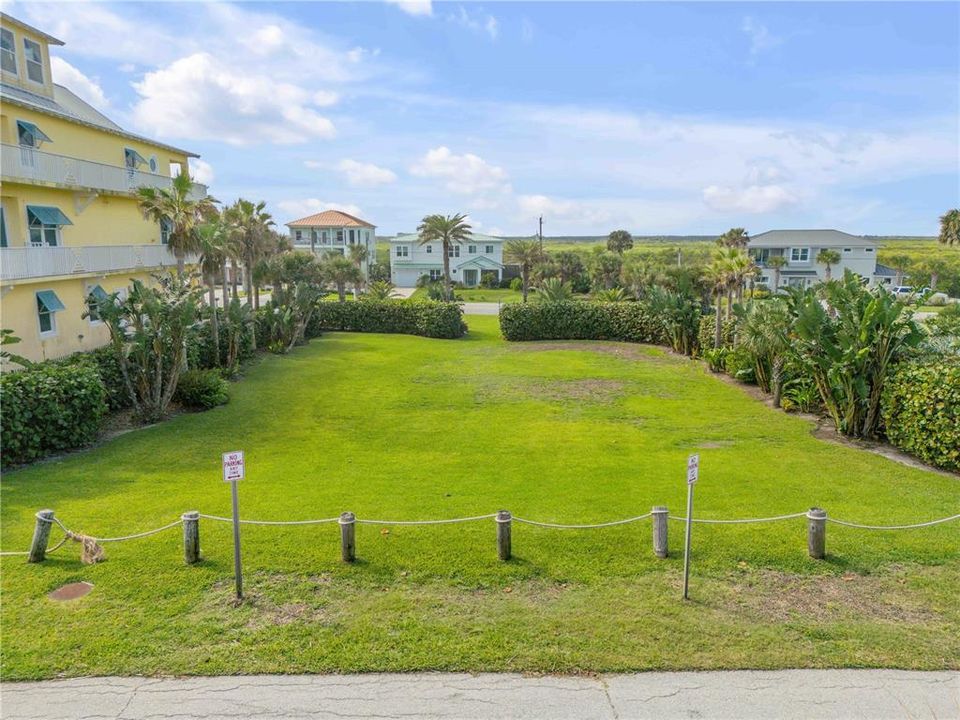 На продажу: $1,899,000 (0.32 acres)