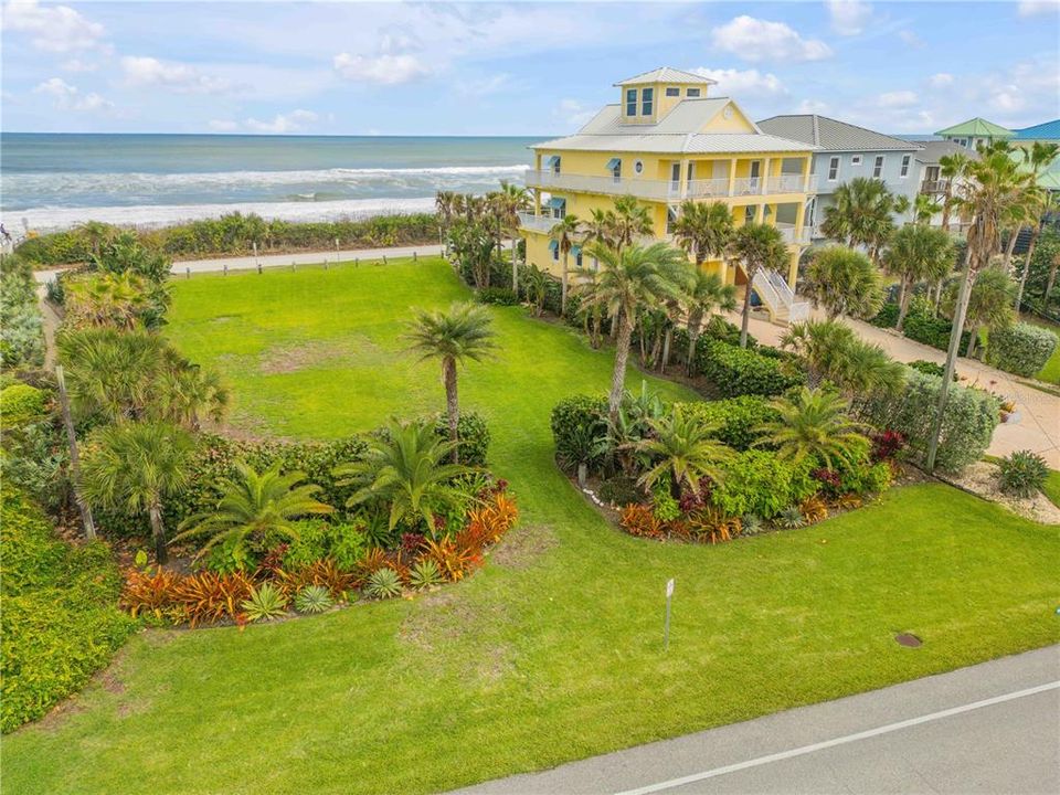 На продажу: $1,899,000 (0.32 acres)