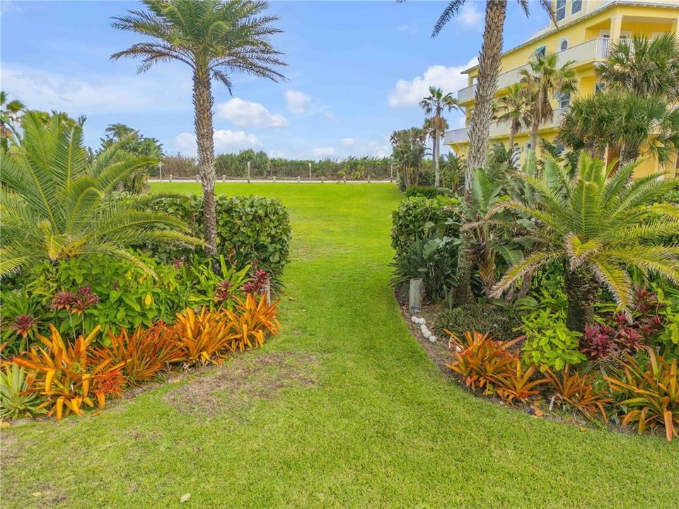 На продажу: $1,899,000 (0.32 acres)