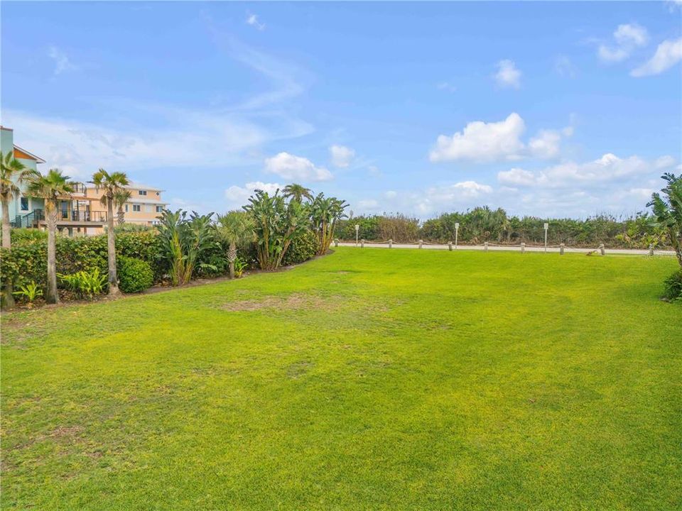 На продажу: $1,899,000 (0.32 acres)