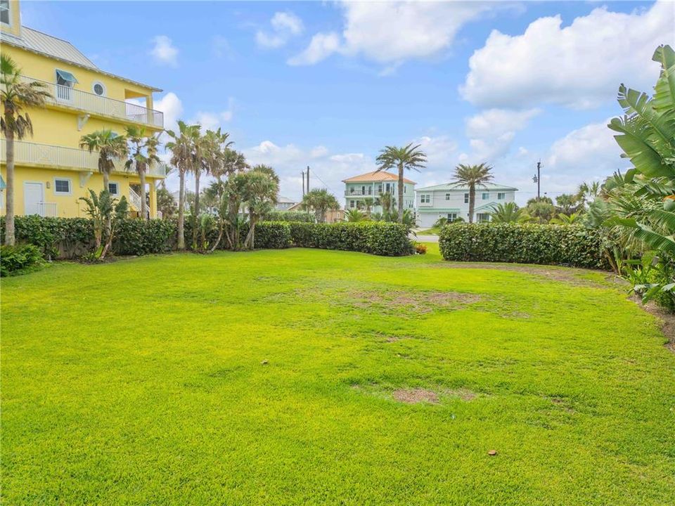 На продажу: $1,899,000 (0.32 acres)