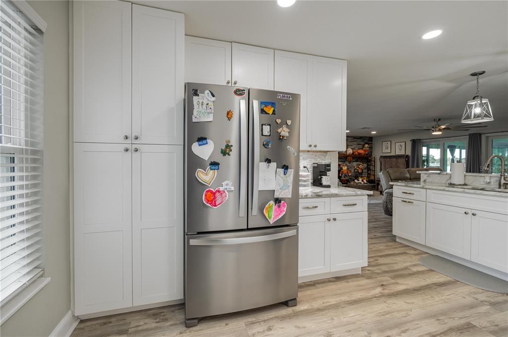 На продажу: $699,900 (3 спален, 2 ванн, 2002 Квадратных фут)