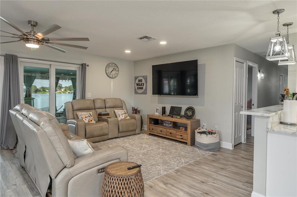 На продажу: $699,900 (3 спален, 2 ванн, 2002 Квадратных фут)