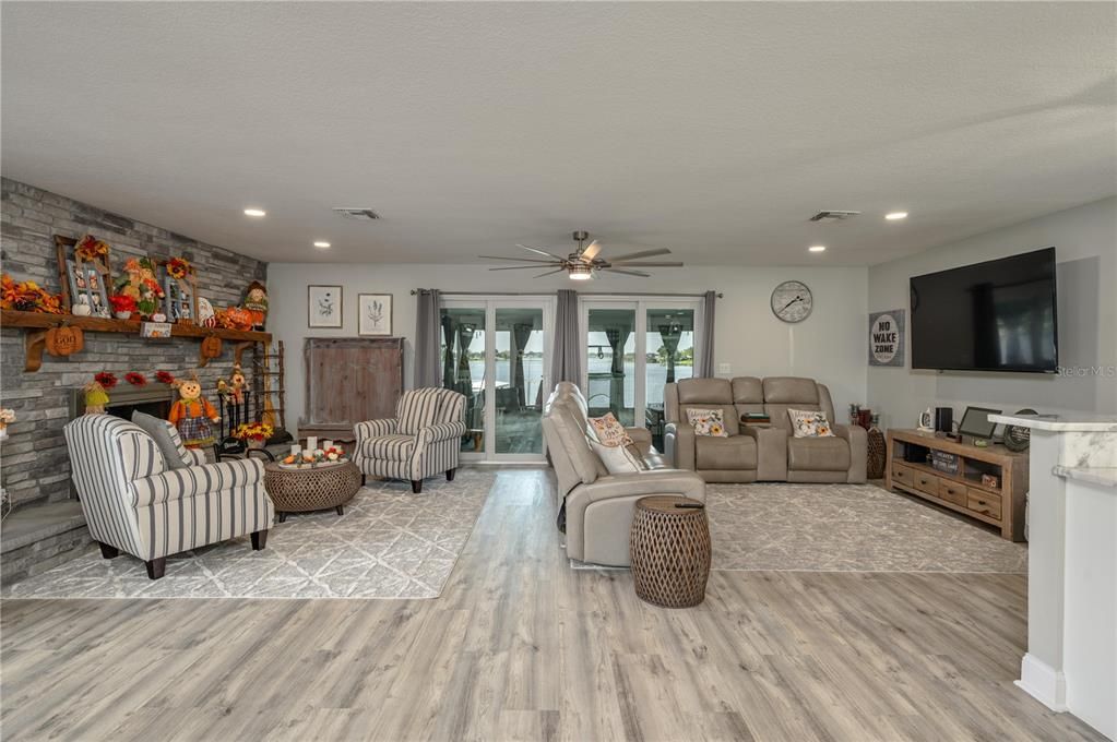 На продажу: $699,900 (3 спален, 2 ванн, 2002 Квадратных фут)