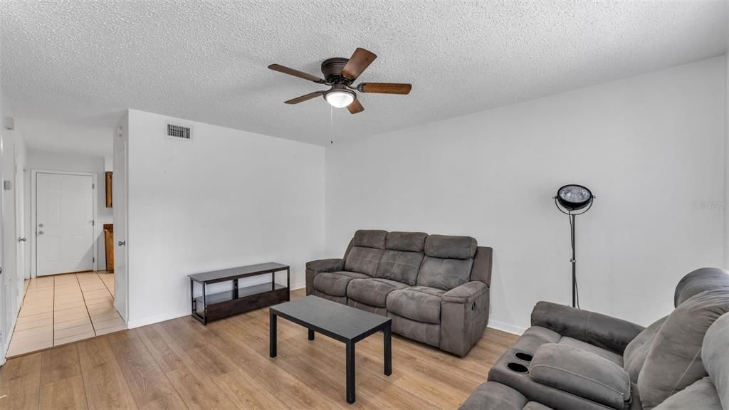 Activo con contrato: $215,000 (2 camas, 1 baños, 960 Pies cuadrados)