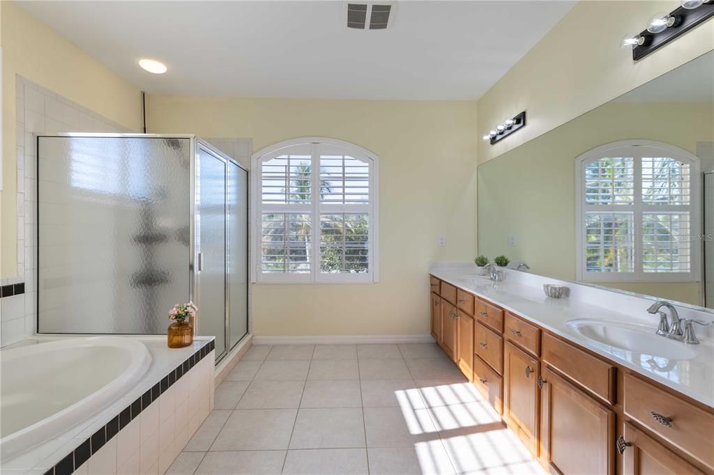 En Venta: $899,900 (6 camas, 4 baños, 3982 Pies cuadrados)