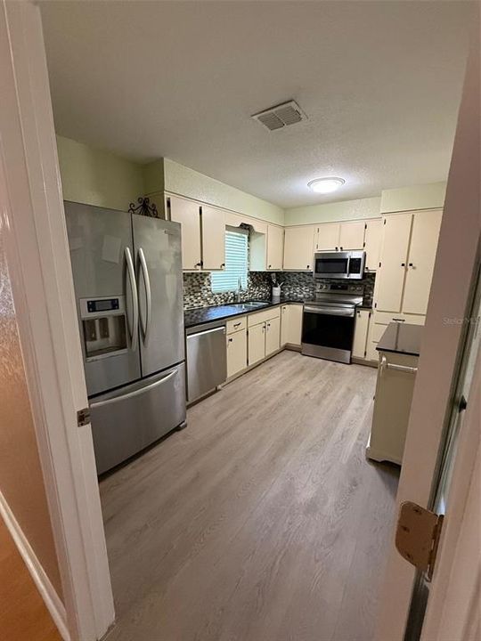 出租: $2,200 (4 贝兹, 2 浴室, 1972 平方英尺)