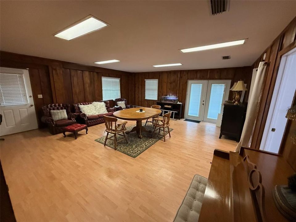 出租: $2,200 (4 贝兹, 2 浴室, 1972 平方英尺)