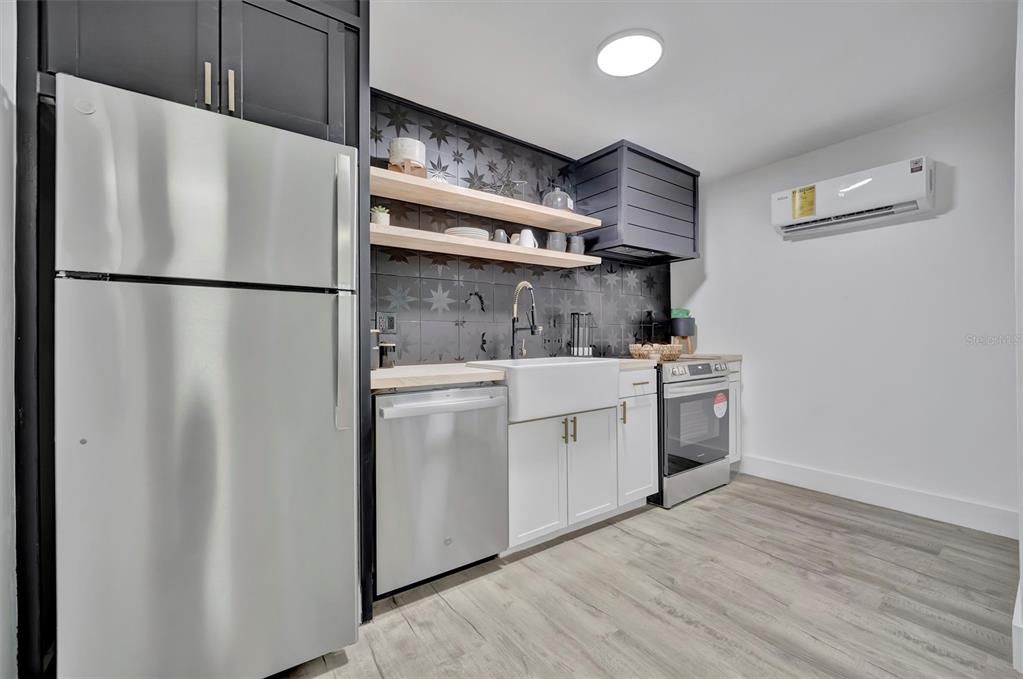 For Sale: $1,099,000 (6 beds, 4 baths, 2710 Square Feet)