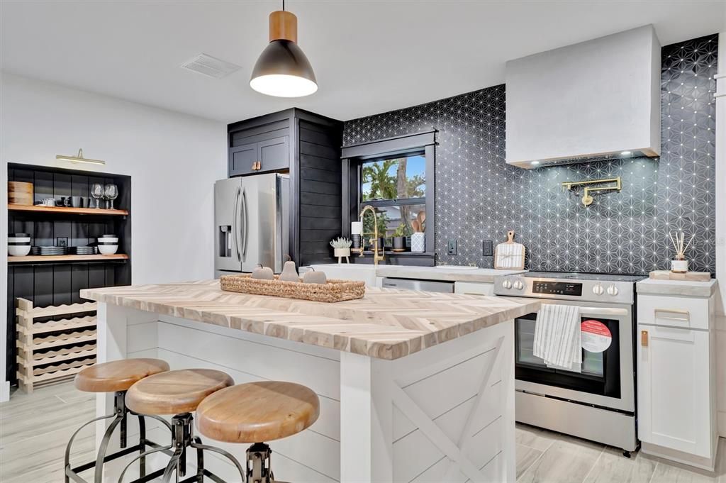 For Sale: $1,099,000 (6 beds, 4 baths, 2710 Square Feet)