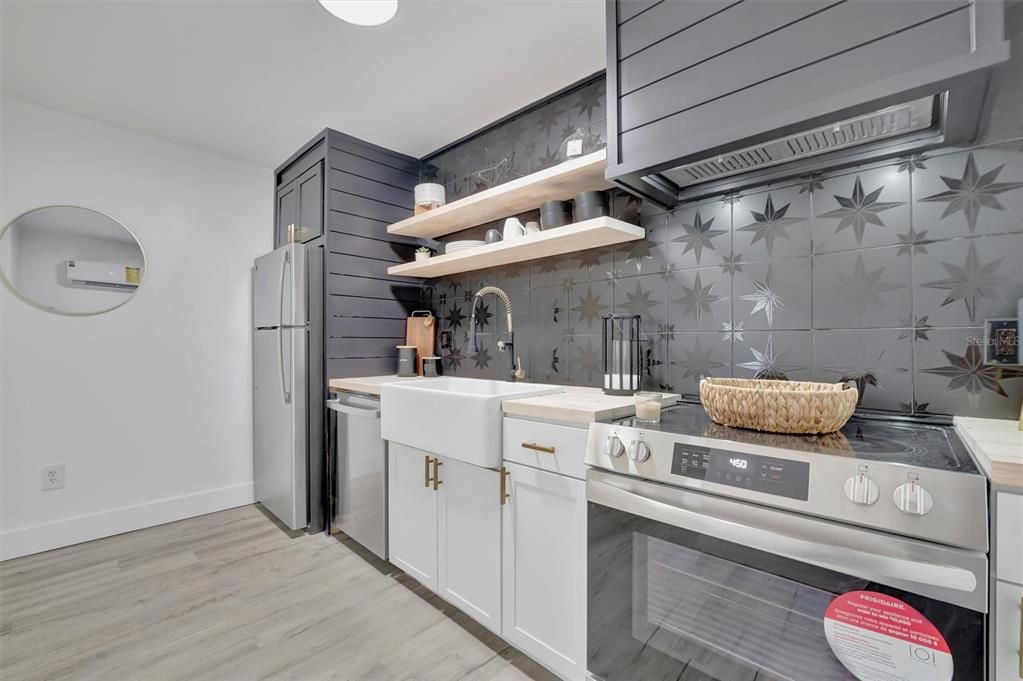 For Sale: $1,099,000 (6 beds, 4 baths, 2710 Square Feet)