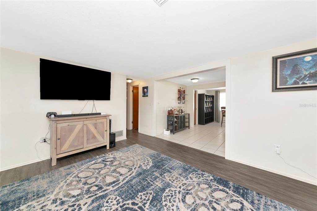 合同活跃: $339,999 (3 贝兹, 2 浴室, 1234 平方英尺)