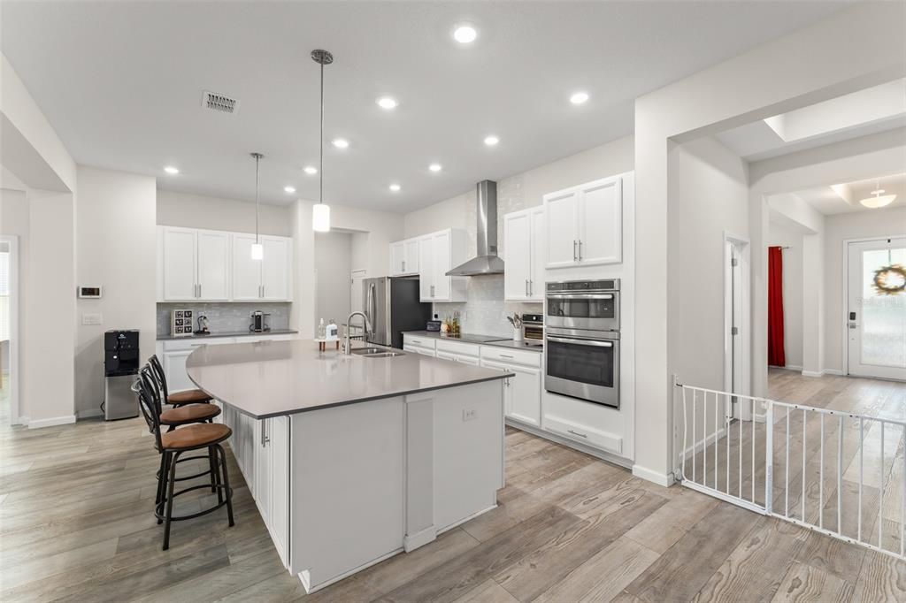 合同活跃: $735,000 (5 贝兹, 3 浴室, 3014 平方英尺)