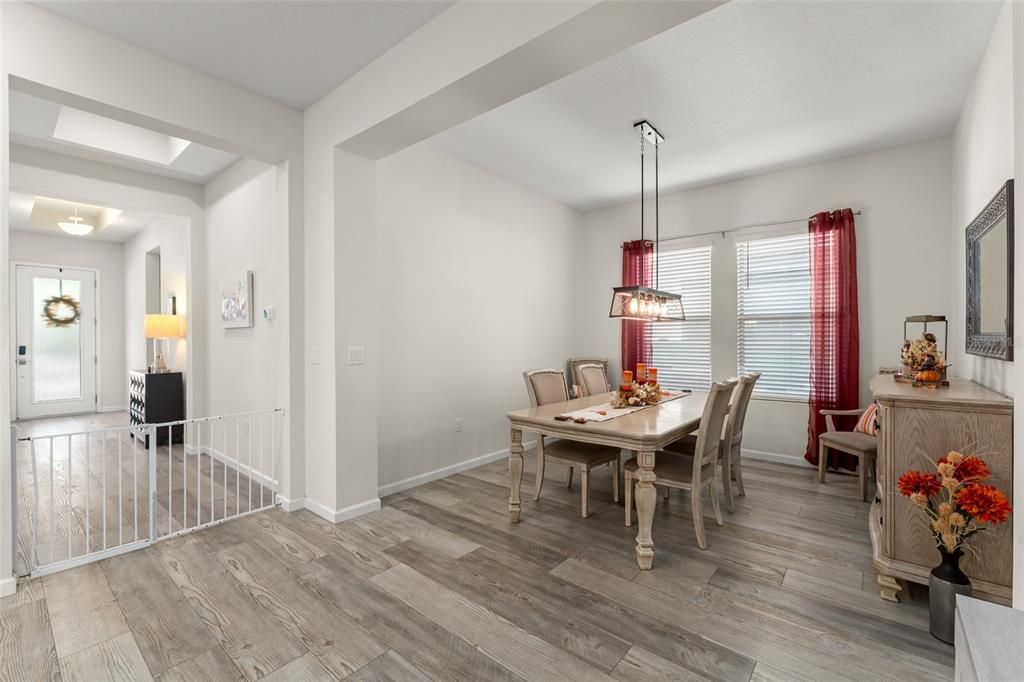 合同活跃: $735,000 (5 贝兹, 3 浴室, 3014 平方英尺)