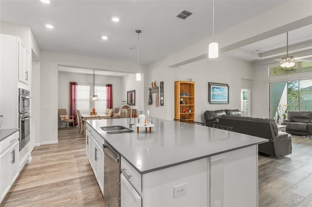 合同活跃: $735,000 (5 贝兹, 3 浴室, 3014 平方英尺)